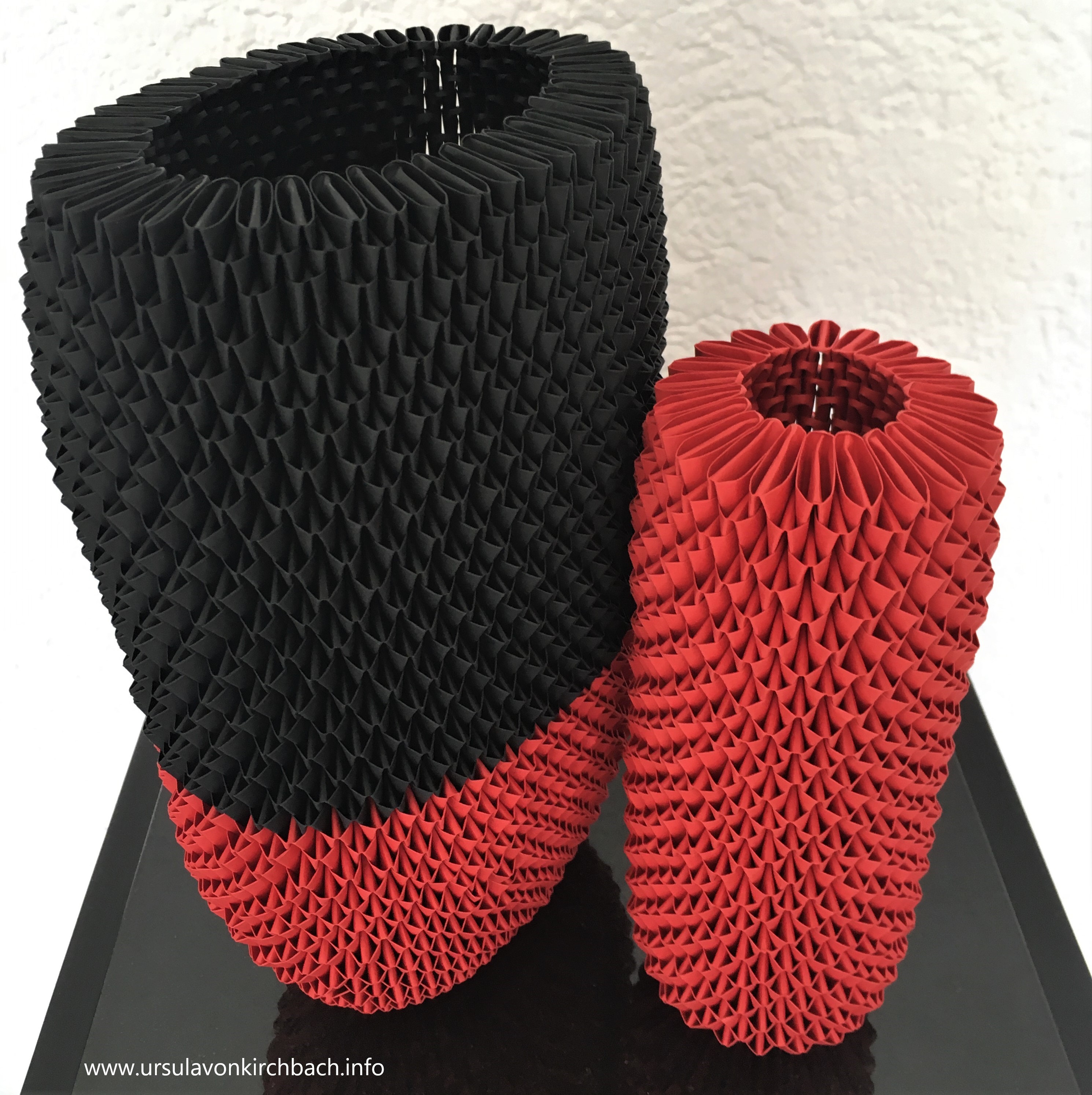 Papierobjekte rot-schwarz groß rot klein 2