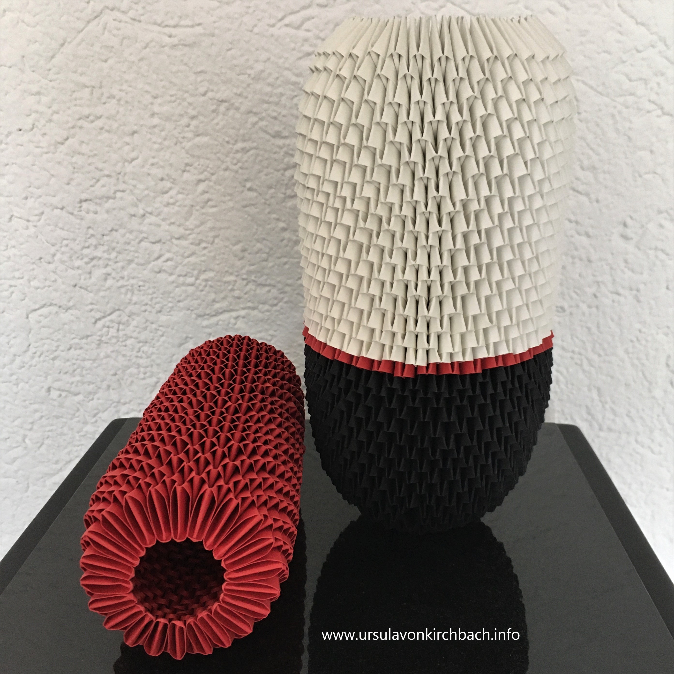 Papierobjekt sw mit rotem Streifen