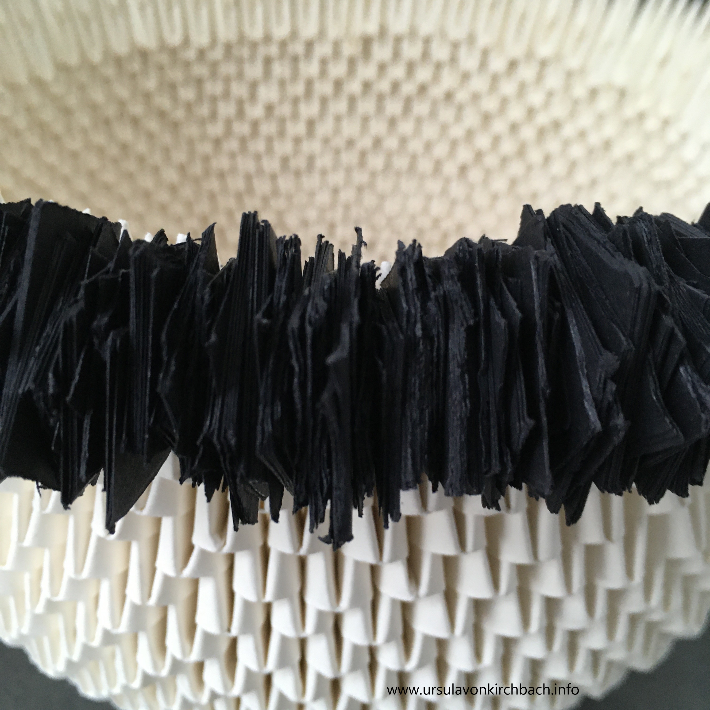 Schale weiss mit schwarzem Rand 1