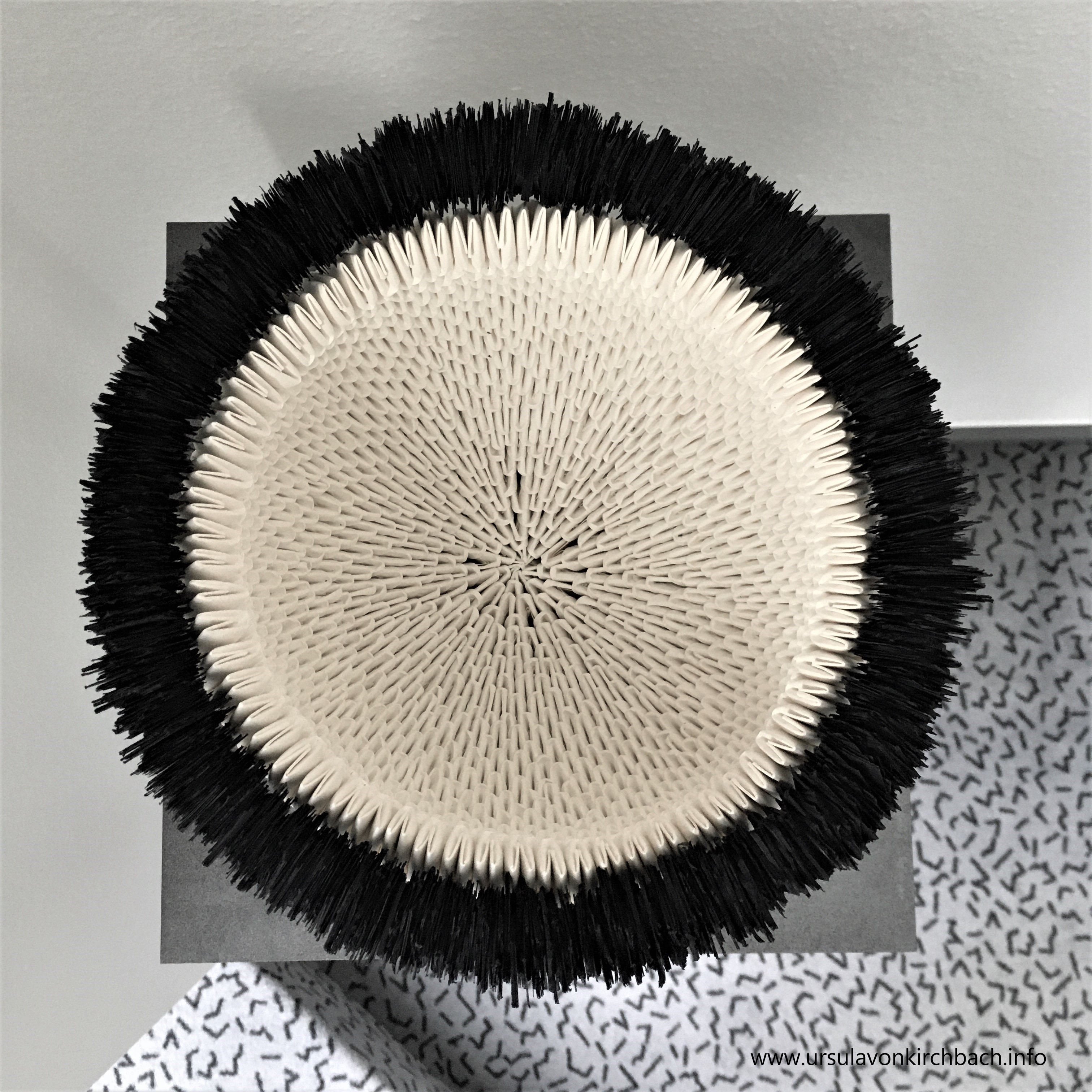 Schale weiss mit schwarzem Rand von oben