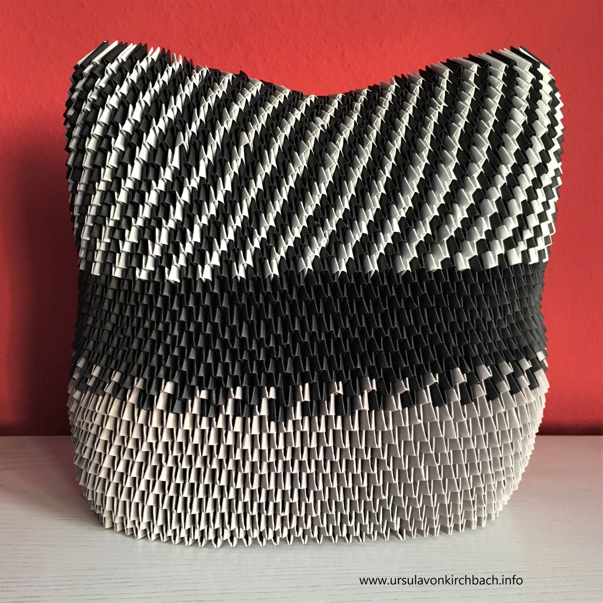 Papierobjekt in Grau