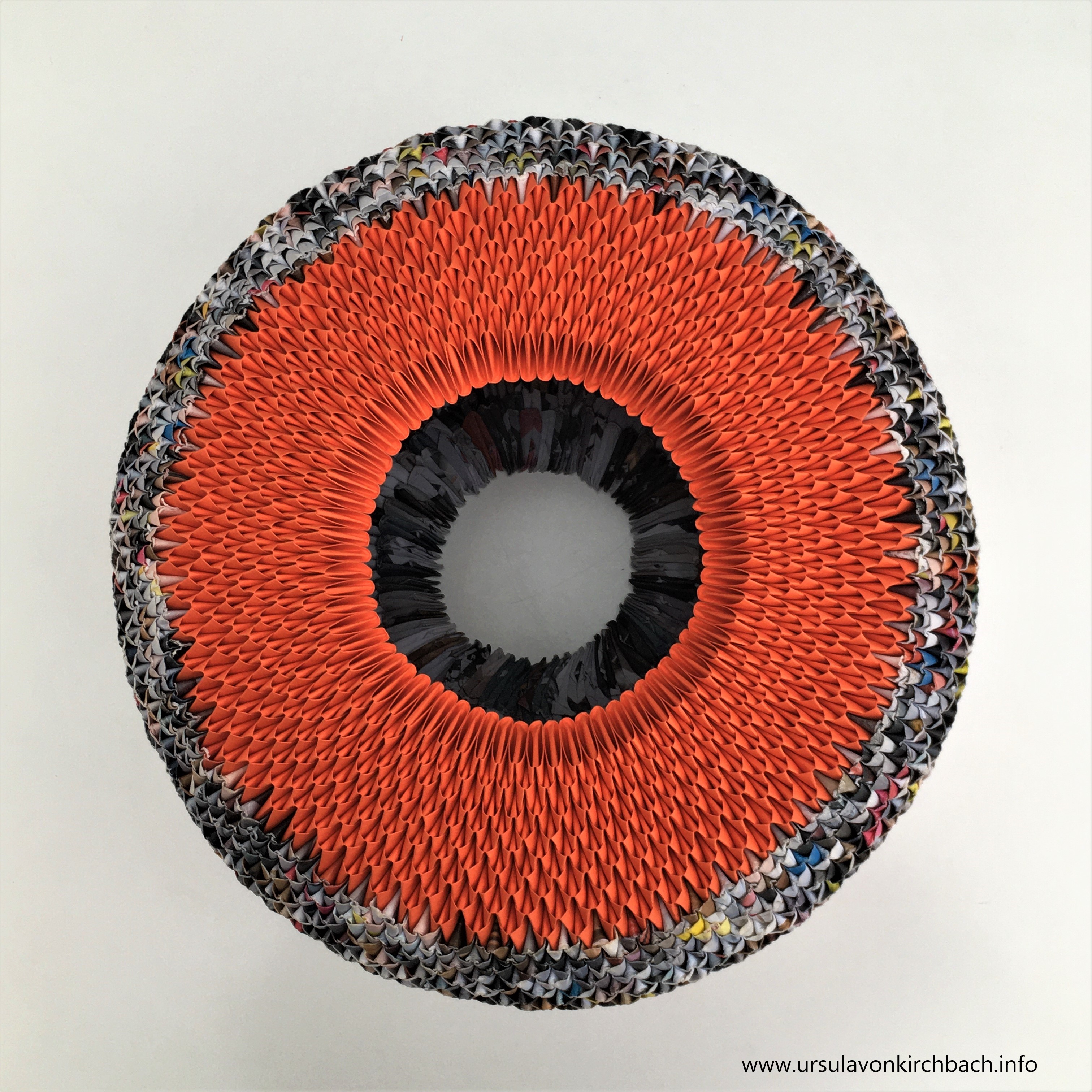 Papierobjekt rund groß bunt mit rot und orange 1