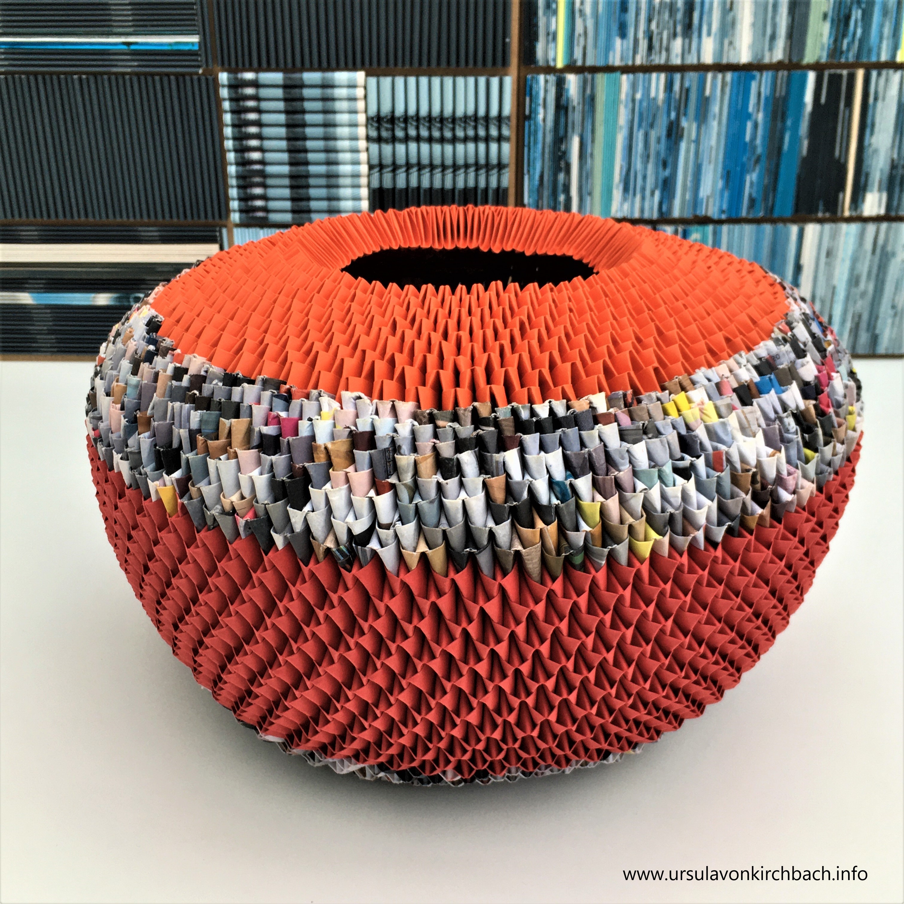 Papierobjekt rund groß bunt mit rot und orange 2