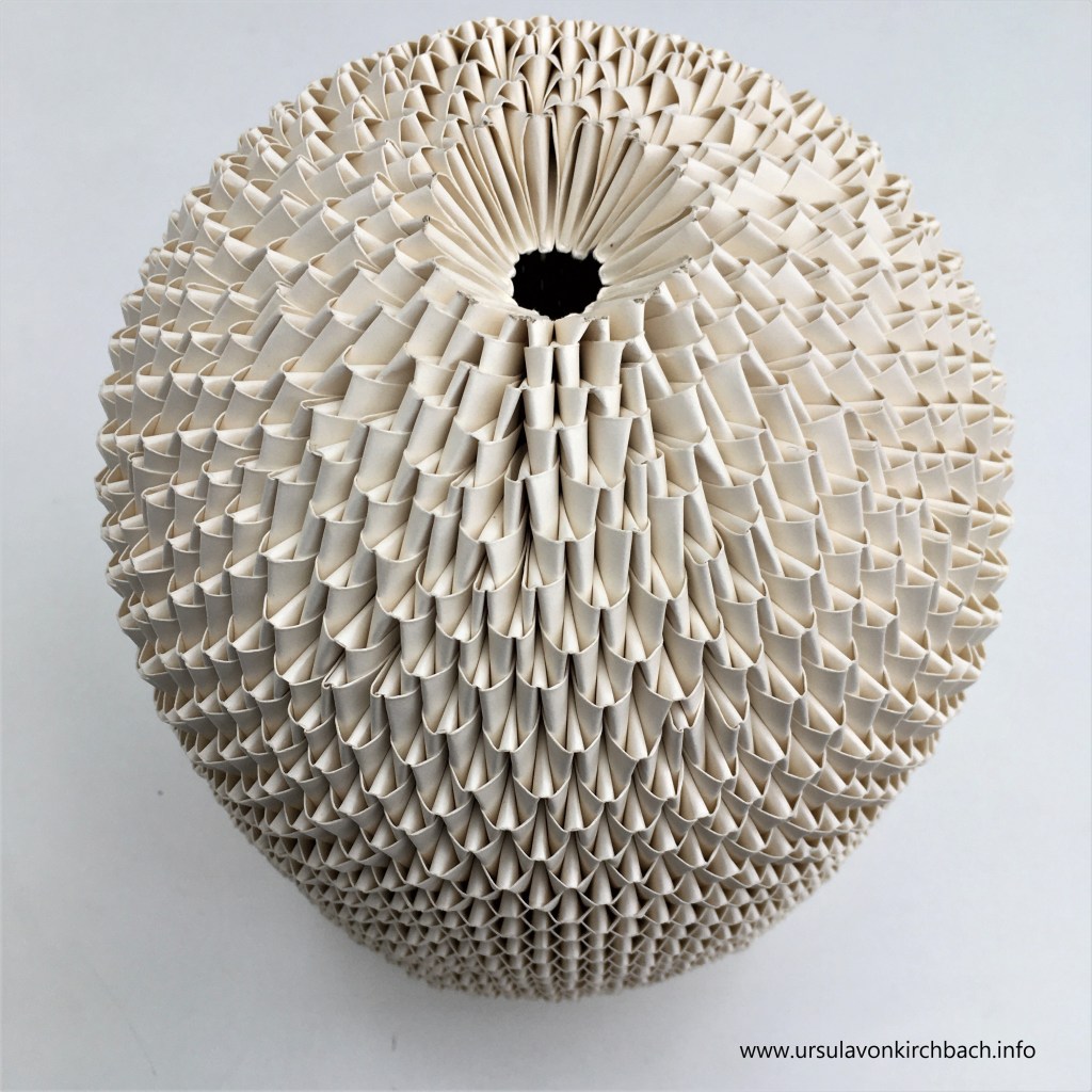 Dieses Bild hat ein leeres alt-Attribut; sein Dateiname ist papierobjekt-weis-1.jpg.